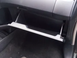 Toyota Yaris Panelės stalčiuko/lentinėlės paklotėlis 