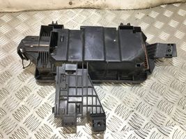 Mercedes-Benz ML W166 Tapa de caja de fusibles A1665410140