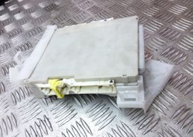 Toyota Prius+ (ZVW40) Module de fusibles 8273047420A