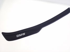 BMW 3 E90 E91 Aizmugurējā sliekšņa dekoratīvā apdare (ārējā) 7060285