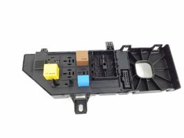 Opel Vectra C Module de fusibles 13181983