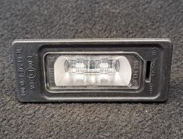 Volkswagen Golf VII Lampa oświetlenia tylnej tablicy rejestracyjnej 4C0943021