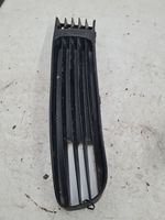 Volkswagen PASSAT B5 Etupuskurin alempi jäähdytinsäleikkö 3B0853678