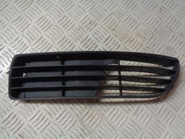 Audi A4 S4 B5 8D Grille inférieure de pare-chocs avant 8D0807345