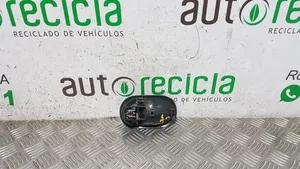 Renault Clio III Priekinė atidarymo rankenėlė vidinė 4Dt8248310580