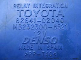 Toyota Corolla Verso E121 Ramka / Moduł bezpieczników 8264102040