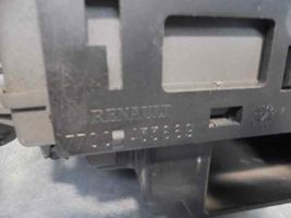 Renault Laguna I Module de fusibles 7700821586