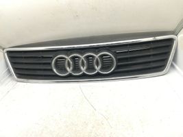 Audi A6 Allroad C5 Etupuskurin ylempi jäähdytinsäleikkö 