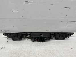 Audi A4 S4 B7 8E 8H Takaluukun rekisterikilven valon palkki 8E0827