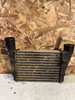 Volkswagen PASSAT B5 Interkūlera radiators 058145805C