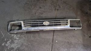 Toyota Hilux (N80, N90, N100, N110) Grille calandre supérieure de pare-chocs avant 5310035210