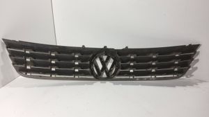 Volkswagen PASSAT B5 Etupuskurin ylempi jäähdytinsäleikkö 3B0853653C