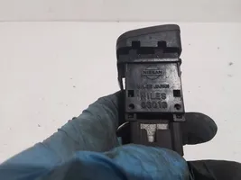 Nissan Primera Botón interruptor de luz de peligro 06016