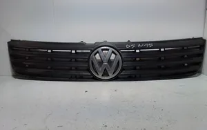 Volkswagen PASSAT B5 Etupuskurin ylempi jäähdytinsäleikkö 3B0853653C