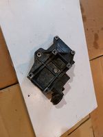 Audi A4 S4 B5 8D Staffa di montaggio del compressore dell’A/C 058260885C