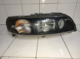 Volvo V70 Lampa przednia 89008794