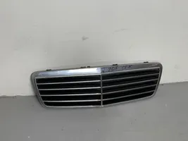 Mercedes-Benz CLK A208 C208 Grille calandre supérieure de pare-chocs avant 771500002