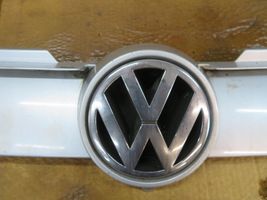 Volkswagen Lupo Etupuskurin ylempi jäähdytinsäleikkö 6E0853651