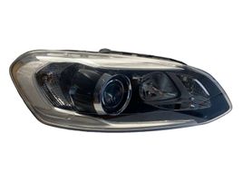 Volvo XC60 Lampa przednia 31420250