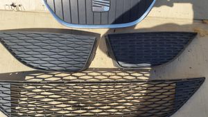 Seat Ibiza IV (6J,6P) Grille calandre supérieure de pare-chocs avant 6J0853654B