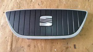 Seat Ibiza I (021A) Grille calandre supérieure de pare-chocs avant 6J0853654B