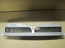 Mitsubishi Space Wagon Grille calandre supérieure de pare-chocs avant MB667240