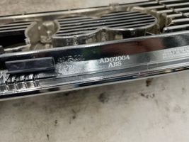 Audi 80 90 S2 B4 Griglia superiore del radiatore paraurti anteriore AD07004