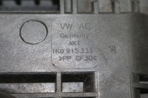 Volkswagen PASSAT B6 Akumuliatoriaus tvirtinimo padas 1K0915333