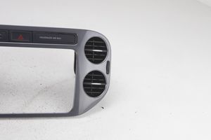 Volkswagen Tiguan Mascherina unità principale autoradio/GPS 5N0858069J