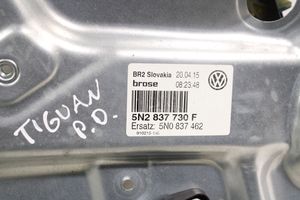 Volkswagen Tiguan Meccanismo di sollevamento del finestrino anteriore senza motorino 5N2837730F