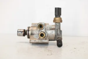 Volkswagen PASSAT B6 Polttoaineen ruiskutuksen suurpainepumppu 06F127025F