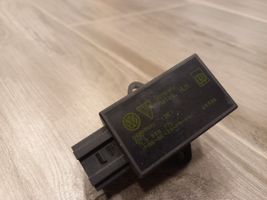 Volkswagen Touran I Seat heating relay 7L0959772