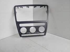 Skoda Octavia Mk2 (1Z) Verkleidung Radio / Navigation 1Z0858069A