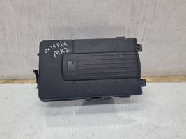 Skoda Octavia Mk2 (1Z) Coperchio/tappo della scatola vassoio della batteria 1K0915443A