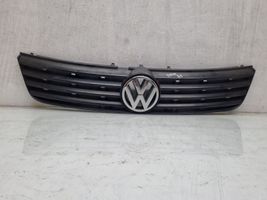 Volkswagen PASSAT B5 Etupuskurin ylempi jäähdytinsäleikkö 3B0853653C