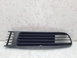 Volkswagen PASSAT B5 Grille inférieure de pare-chocs avant W9901701