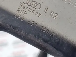 Audi A6 S6 C6 4F Uchwyt / Mocowanie błotnika przedniego 4F0821136A