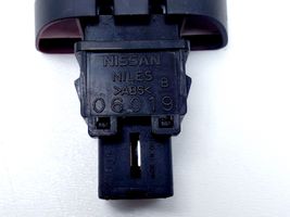 Nissan Micra Interruttore luci di emergenza 06019