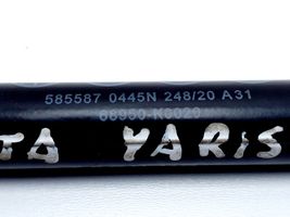 Toyota Yaris XP210 Sprężyna do klapy tylnej bagażnika 68950K0020