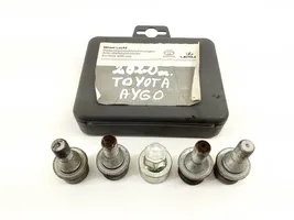 Toyota Aygo AB40 Dadi antifurto e blocco ruota PW45600005