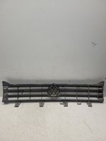 Volkswagen PASSAT B2 Etupuskurin ylempi jäähdytinsäleikkö 321853653