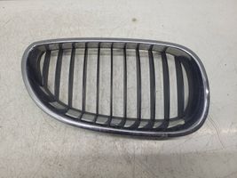 BMW 5 E60 E61 Maskownica / Grill / Atrapa górna chłodnicy R51137065702