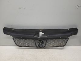 Peugeot 406 Grille calandre supérieure de pare-chocs avant 9631250277