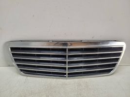 Mercedes-Benz E W210 Grille calandre supérieure de pare-chocs avant 