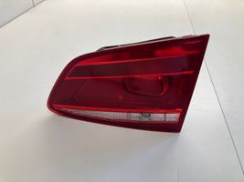 Volkswagen PASSAT B7 Lampy tylnej klapy bagażnika 3AF945094J