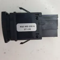 Volkswagen Polo IV 9N3 Botón interruptor de luz de peligro 6Q0953235A