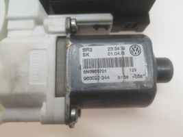 Volkswagen Tiguan Priekinis varikliukas langų pakėlėjo 5N0959701