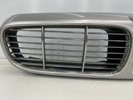 Jaguar XJ X350 Etupuskurin ylempi jäähdytinsäleikkö 2W93-8A100-A