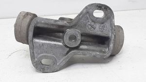 Volkswagen PASSAT B5.5 Staffa/supporto di montaggio della marmitta 4B0253663F