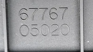 Toyota Avensis T250 Takaluukun alaosan verhoilu 6775905010